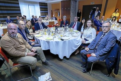 Lucio Fernández y Carlos Garracha (Asaja Valladolid), Isabel del Amo (Asucyl), Juan Useros (Club de empresas para la promoción de Valladolid), Juan Carlos Díaz (Edigrup Media), Rafael Tortuero (Ibermutuamur), Leticia Mingueza y Yolanda Ferreras (ATA) y Luis Chico (Turismo Rural Valladolid).