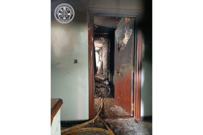Interior de la vivienda afectada por las llamas.- BOMBEROS DE VALLADOLID
