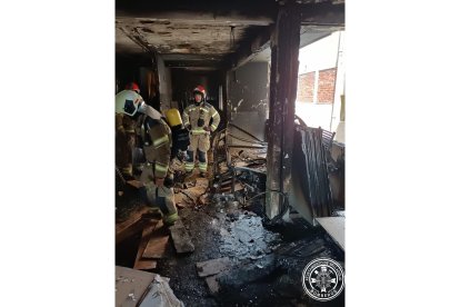 Interior de la vivienda afectada por las llamas.- BOMBEROS DE VALLADOLID