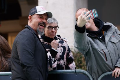 César Pérez Gellida se realiza varias fotografías con los espectadores / SEMINCI