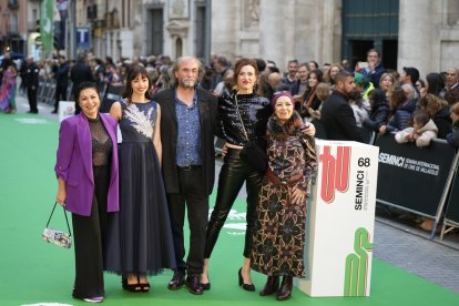 Arturo Dueñas y el equipo de 'Secundarias' en la Alfombra verde. / PHOTOGENIC