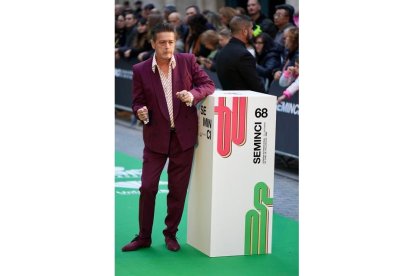 Santiago Auserón en la alfombra verde. / PHOTOGENIC