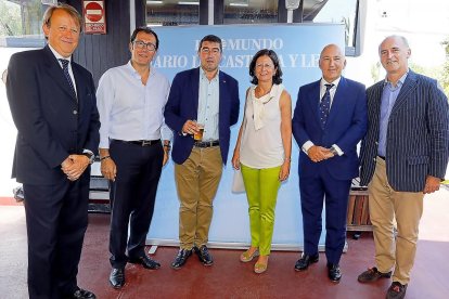 Fernando Derqui (Sabadell), José Manuel Pérez (Once), Pablo Lago (director de EL MUNDO DE CASTILLA Y LEÓN), Blanca Montero, Íñigo Subra (Sabadell) y José Antonio Arias (gerente de EL MUNDO).