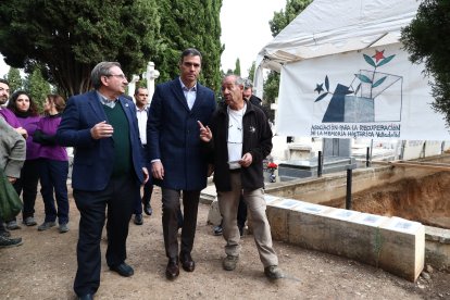 Visita de Pedro Sánchez a la fosa del cementerio El Carmen. MONCLOA