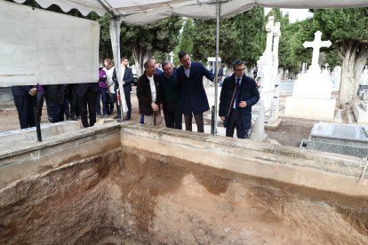 Visita de Pedro Sánchez a la fosa del cementerio El Carmen. MONCLOA