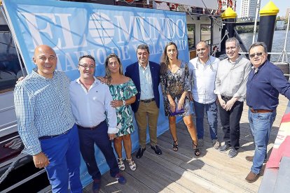 Un año más los representantes de los quiosqueros, en la foto junto al director Pablo Lago, a Roberto Carrasqueño y a Julián de Juan, demostraron su compromiso con EL MUNDO DE CASTILLA Y LEÓN y no fallaron a la cita en la caseta de ferias del periódico en el barco La Leyenda del Pisuerga.