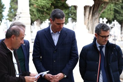 Visita de Pedro Sánchez a la fosa del cementerio El Carmen. MONCLOA