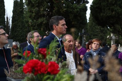 Visita de Pedro Sánchez a la fosa del cementerio El Carmen. MONCLOA