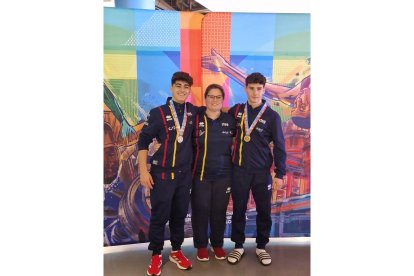 Los medallistas Nuño y Miguel junto a su entrenadora Teresa Ginés. / EL MUNDO