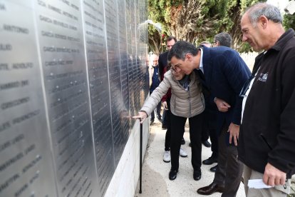 Visita de Pedro Sánchez a la fosa del cementerio El Carmen. MONCLOA