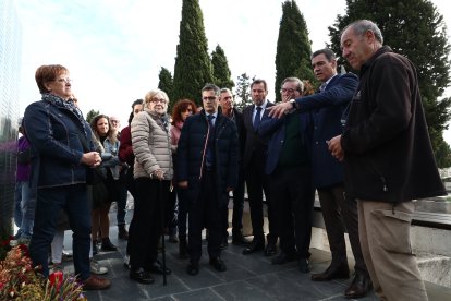Visita de Pedro Sánchez a la fosa del cementerio El Carmen. MONCLOA