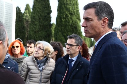 Visita de Pedro Sánchez a la fosa del cementerio El Carmen. MONCLOA