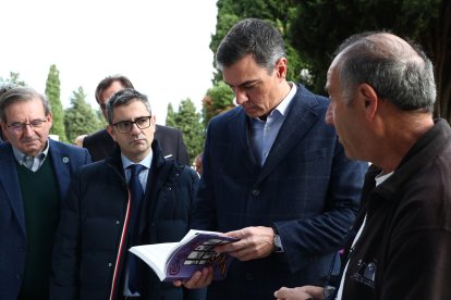 Visita de Pedro Sánchez a la fosa del cementerio El Carmen. MONCLOA
