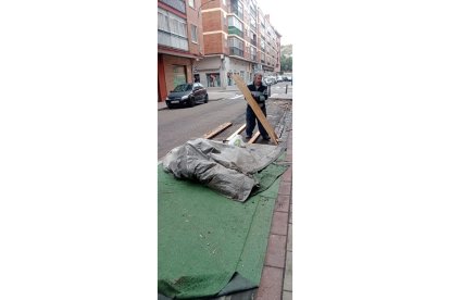 Desmontaje de la terraza del bar Pachá de la calle Júpiter de Valladolid.-E. M.