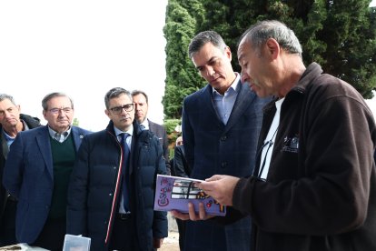 Visita de Pedro Sánchez a la fosa del cementerio El Carmen. MONCLOA