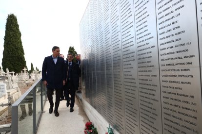 Visita de Pedro Sánchez a la fosa del cementerio El Carmen. MONCLOA
