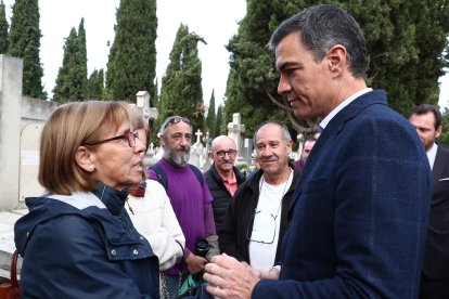 Visita de Pedro Sánchez a la fosa del cementerio El Carmen. MONCLOA
