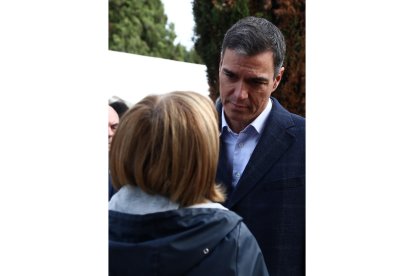 Visita de Pedro Sánchez a la fosa del cementerio El Carmen. MONCLOA