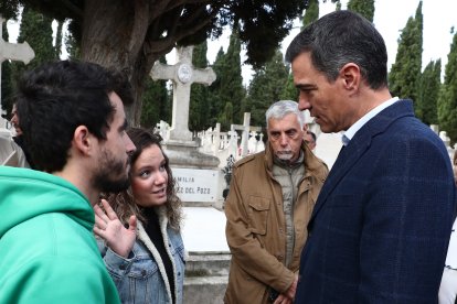 Visita de Pedro Sánchez a la fosa del cementerio El Carmen. MONCLOA