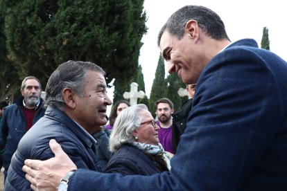 FCR_2230_1Visita de Pedro Sánchez a la fosa del cementerio El Carmen. MONCLOA