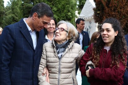 Visita de Pedro Sánchez a la fosa del cementerio El Carmen. MONCLOA