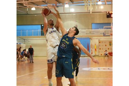 Trofeo Alimentos de Valladolid: UEMC Real Valladolid-Ourense Baloncesto. / JUAN MIGUEL LOSTAU.
