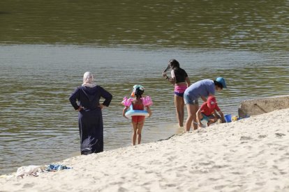 La Playa de las Moreras durante una jornada con altas temperaturas.- J.M. LOSTAU
