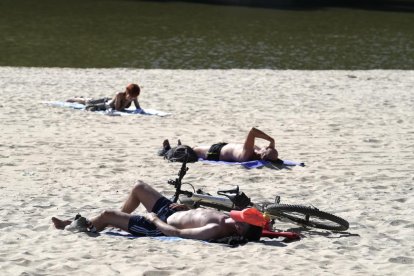 La Playa de las Moreras durante una jornada con altas temperaturas.- J.M. LOSTAU