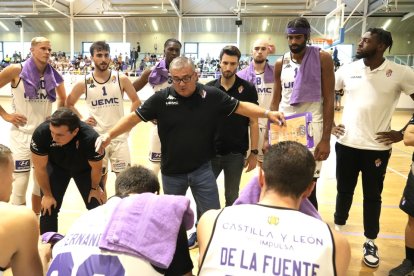 Trofeo Alimentos de Valladolid: UEMC Real Valladolid-Ourense Baloncesto. / JUAN MIGUEL LOSTAU.