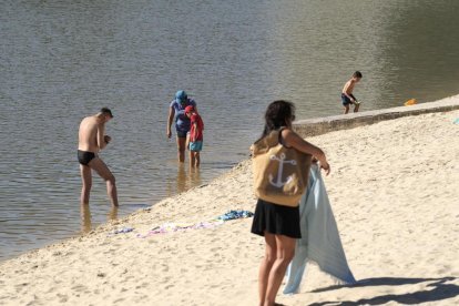La Playa de las Moreras durante una jornada con altas temperaturas.- J.M. LOSTAU