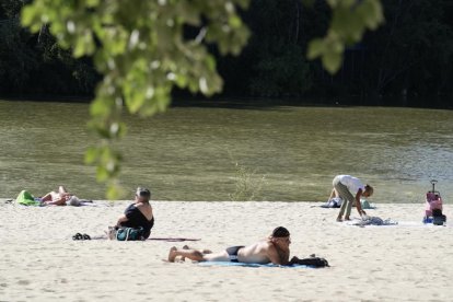 La Playa de las Moreras durante una jornada con altas temperaturas.- J.M. LOSTAU