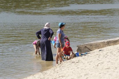 La Playa de las Moreras durante una jornada con altas temperaturas.- J.M. LOSTAU