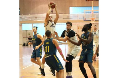 Trofeo Alimentos de Valladolid: UEMC Real Valladolid-Ourense Baloncesto. / JUAN MIGUEL LOSTAU.