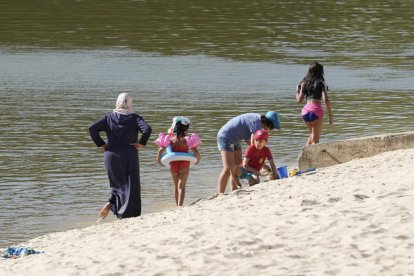 La Playa de las Moreras durante una jornada con altas temperaturas.- J.M. LOSTAU