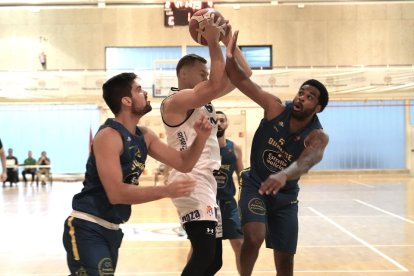 Trofeo Alimentos de Valladolid: UEMC Real Valladolid-Ourense Baloncesto. / JUAN MIGUEL LOSTAU.