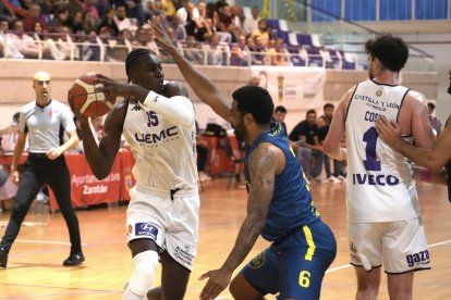 Trofeo Alimentos de Valladolid: UEMC Real Valladolid-Ourense Baloncesto. / JUAN MIGUEL LOSTAU.