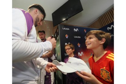 Luis Pérez y Raúl Moro firman en la tienda de MOVISTAR en la Calle Santiago. Photogenic/Miguel Ángel Santos