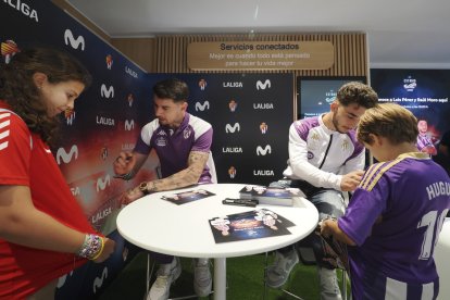 Luis Pérez y Raúl Moro firman en la tienda de MOVISTAR en la Calle Santiago. Photogenic/Miguel Ángel Santos