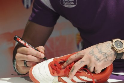Luis Pérez y Raúl Moro firman en la tienda de MOVISTAR en la Calle Santiago. Photogenic/Miguel Ángel Santos