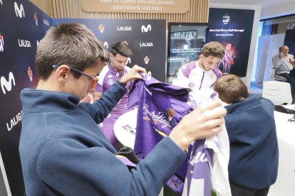 Luis Pérez y Raúl Moro firman en la tienda de MOVISTAR en la Calle Santiago. Photogenic/Miguel Ángel Santos