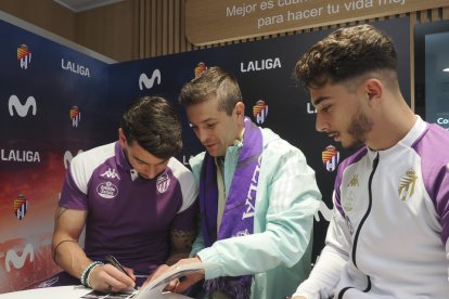 Luis Pérez y Raúl Moro firman en la tienda de MOVISTAR en la Calle Santiago. Photogenic/Miguel Ángel Santos