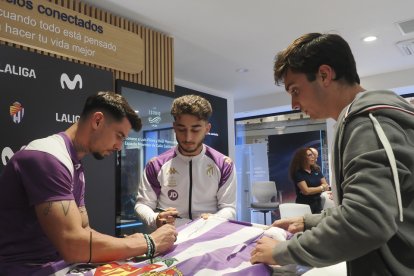 Luis Pérez y Raúl Moro firman en la tienda de MOVISTAR en la Calle Santiago. Photogenic/Miguel Ángel Santos