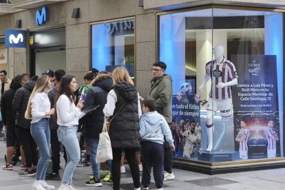 Luis Pérez y Raúl Moro firman en la tienda de MOVISTAR en la Calle Santiago. Photogenic/Miguel Ángel Santos