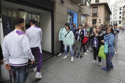 Luis Pérez y Raúl Moro firman en la tienda de MOVISTAR en la Calle Santiago. Photogenic/Miguel Ángel Santos