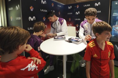 Luis Pérez y Raúl Moro firman en la tienda de MOVISTAR en la Calle Santiago. Photogenic/Miguel Ángel Santos