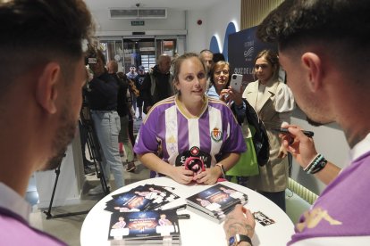 Luis Pérez y Raúl Moro firman en la tienda de MOVISTAR en la Calle Santiago. Photogenic/Miguel Ángel Santos