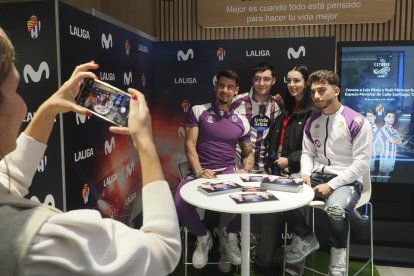 Luis Pérez y Raúl Moro firman en la tienda de MOVISTAR en la Calle Santiago. Photogenic/Miguel Ángel Santos