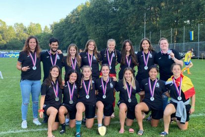 Selección española de rugby Seven M-18 con la medalla. / S. V.