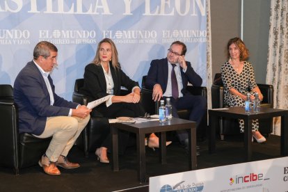 Pablo R. Lago y los tres ponentes el director general del Incibe, Félix Barrio, la directora de Innovación y Emprendimiento del ICE de Castilla y León, Beatriz Casado y la directora de servicios públicos digitales de GMV, Patricia Tejado, en el Club de Prensa El Mundo – Diario de Castilla y León ‘Desafíos de la ciberseguridad en la pequeña y mediana empresa’. -J. M. LOSTAU