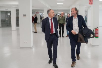 Antonio Largo con el Arturo Dueñas, director de la biblioteca. J.M. LOSTAU.
